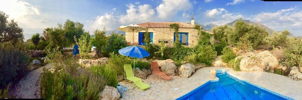 Pet Friendly Beautifully Located Villa with Private Pool