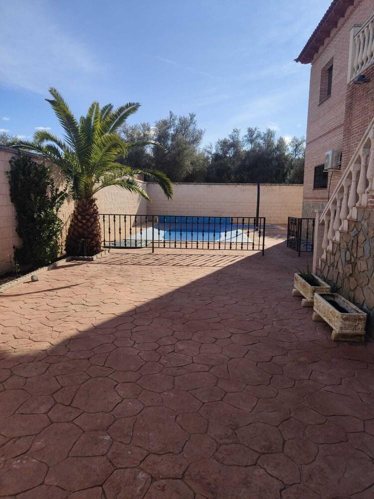 Pet Friendly Very Quiet House with Games Room & Private Pool