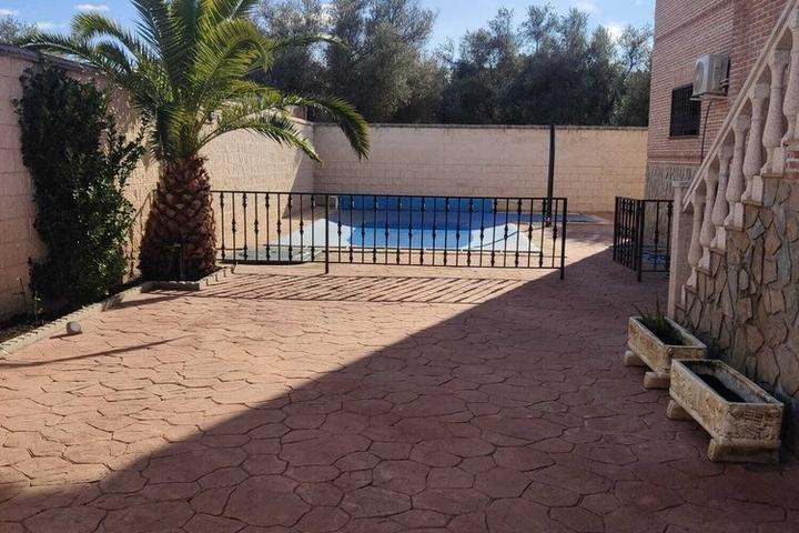 Pet Friendly Very Quiet House with Games Room & Private Pool