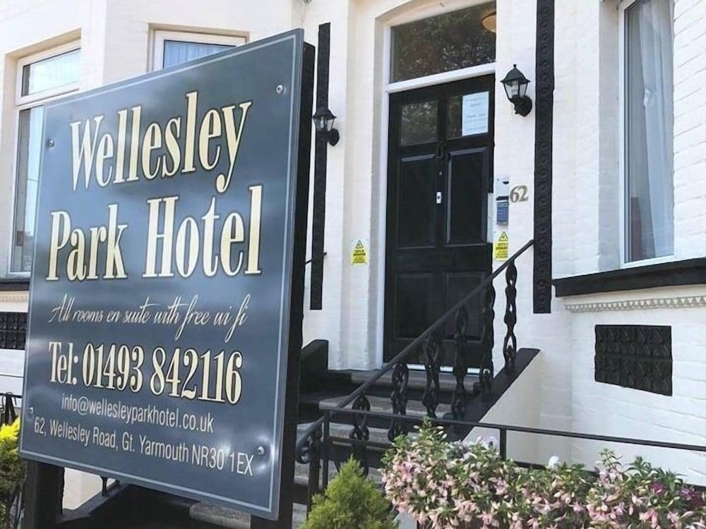 Pet Friendly Wellesley Park Hotel