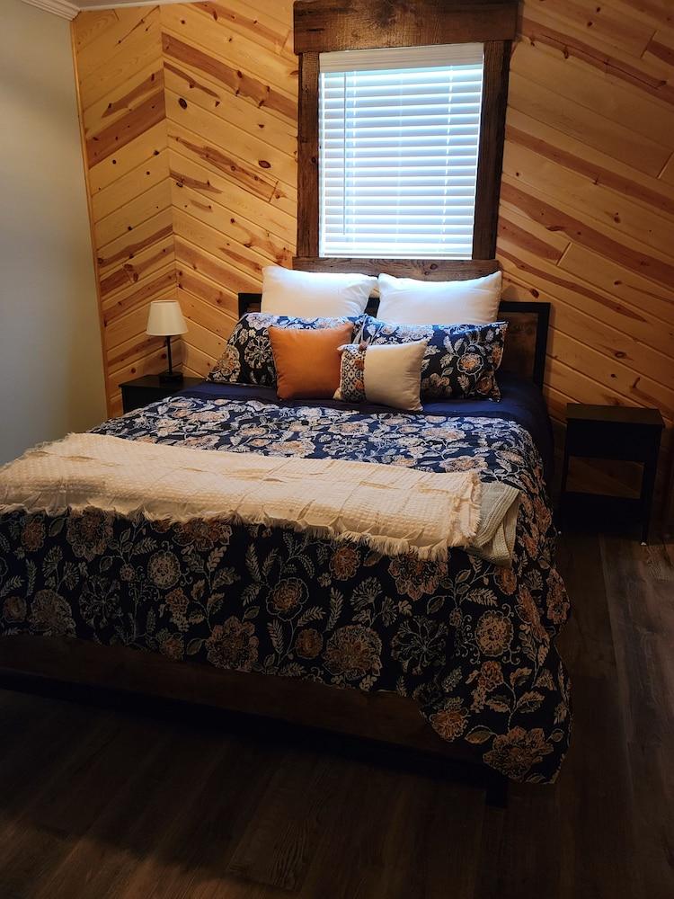 Pet Friendly The Whitetail Cabin