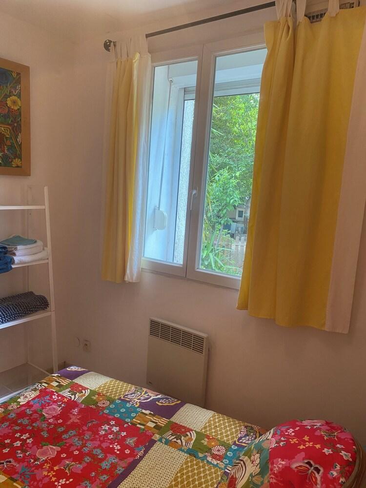 Pet Friendly Small Flowered House with Garden Near Town Center