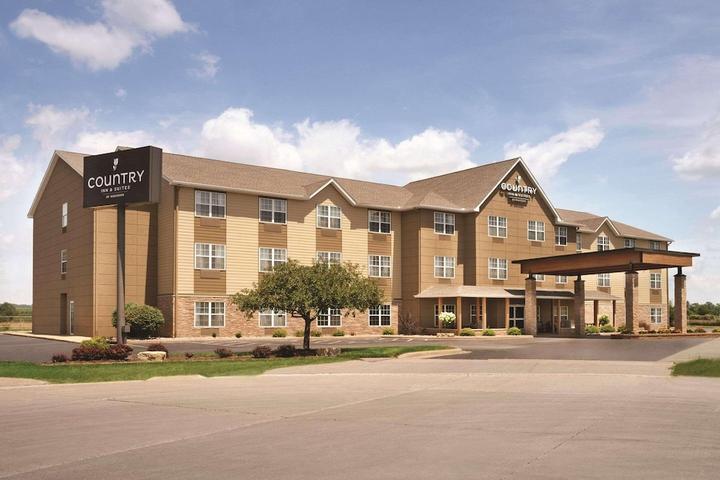 Pet Friendly Country Inn & Suites by Radisson Moline Airport IL