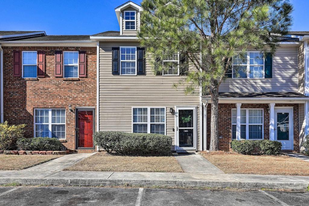 Jacksonville Townhome with Yard & Patio Pet Policy