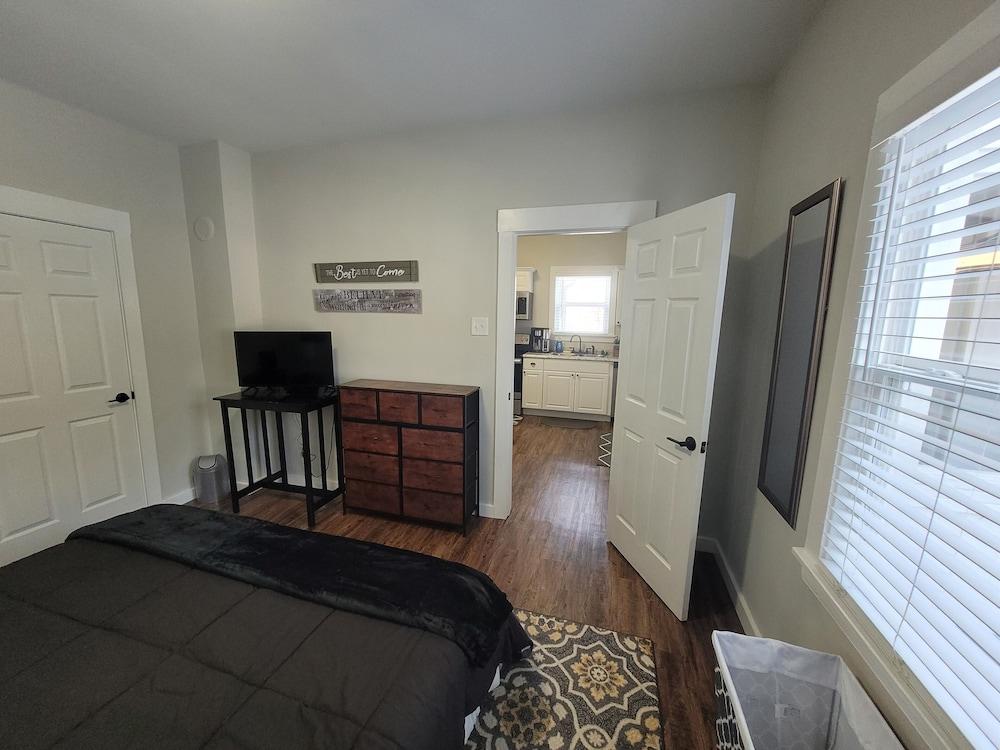 Pet Friendly Quiet & Cozy Modern Oasis Minutes to Downtown