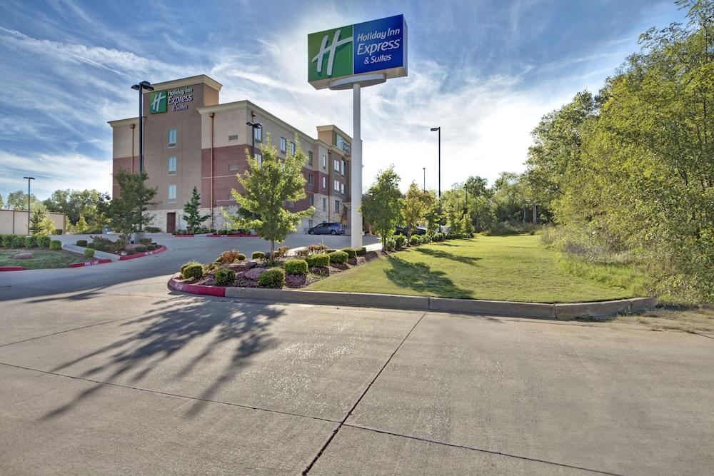 Pet Friendly Holiday Inn Express & Suites Oklahoma City North an IHG Hotel
