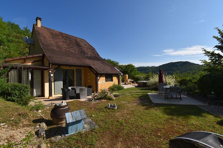 Pet Friendly Delightful Cottage on Hillside with Jacuzzi & View