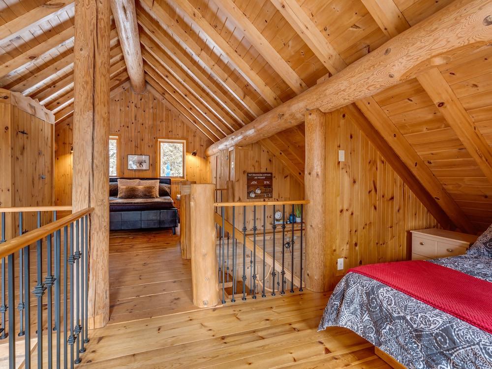 Pet Friendly Le Caché - Rustic Log Cabin on the Water