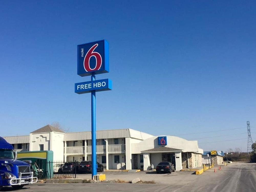 Motel 6 Indianapolis, IN - S. Harding St. Pet Policy