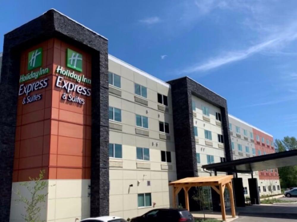 Pet Friendly Holiday Inn Express and Suites Courtenay Comox an IHG Hotel
