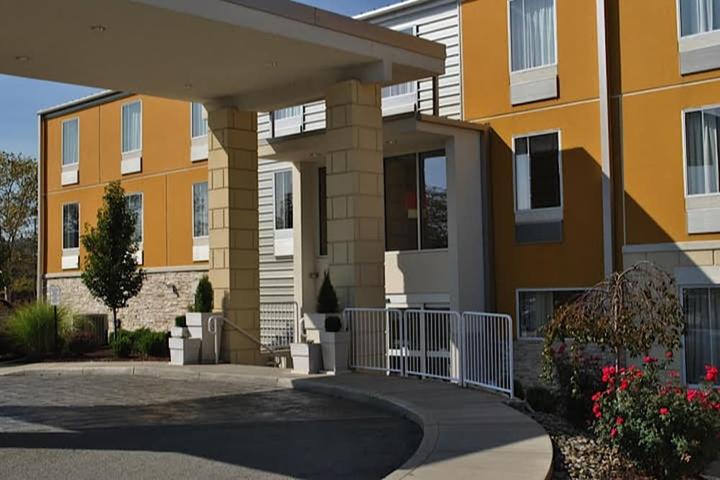 Pet Friendly Holiday Inn Express Pittsburgh East - Mall Area an IHG Hotel