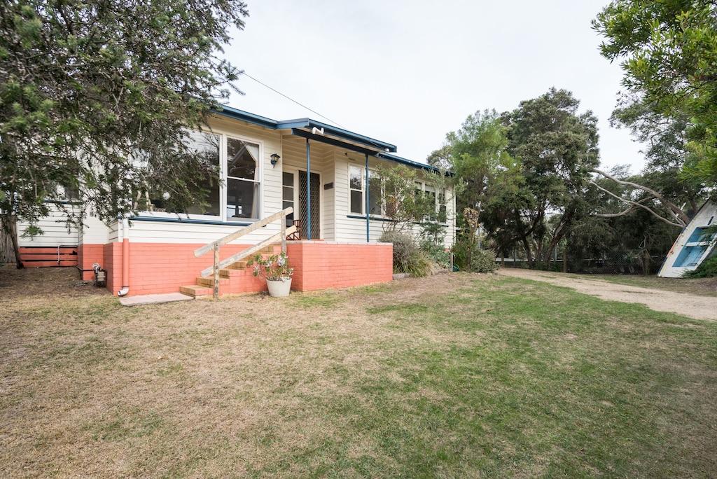 Waitemata Holiday House 150m to Tyrone Foreshore Pet Policy