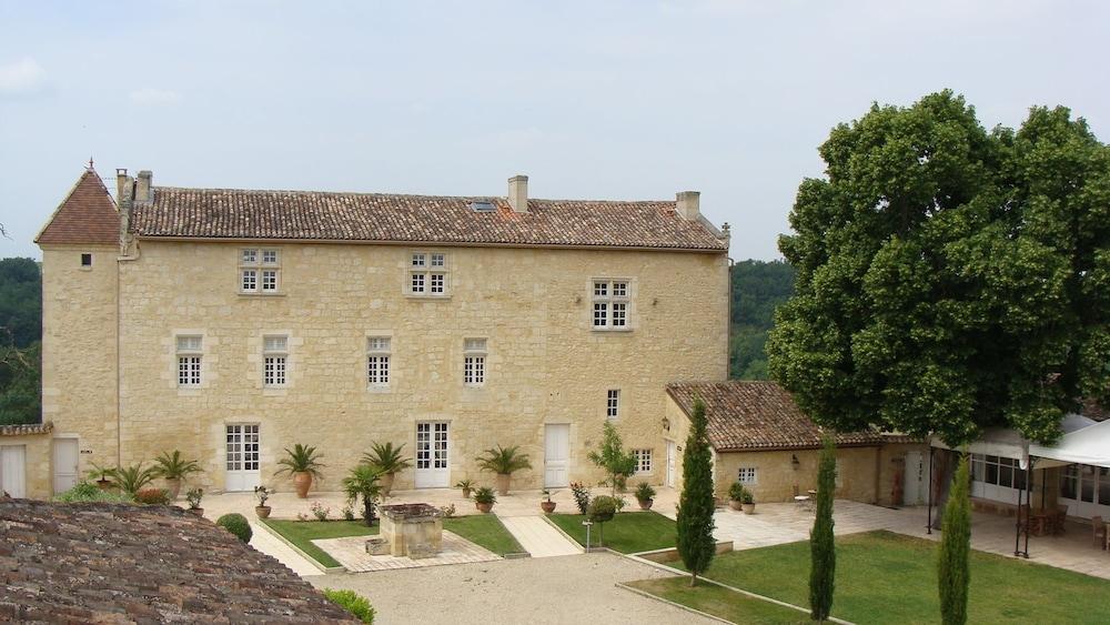 Pet Friendly Château Isabeau de Naujan