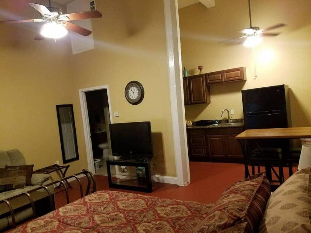 Studio Apartment in Algiers Point Pet Policy