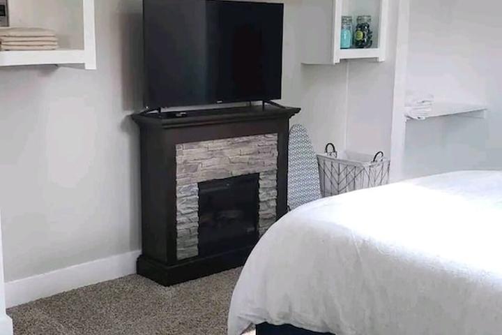 Pet Friendly Spacious Centrally Located 1BR by Airport