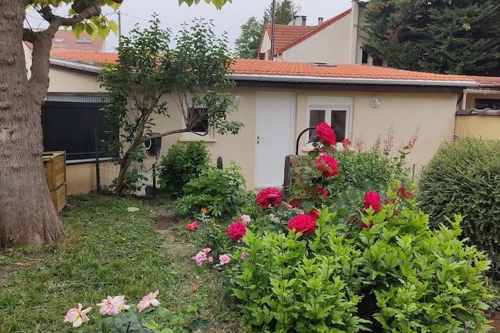 Pet Friendly Small House with Flower Garden