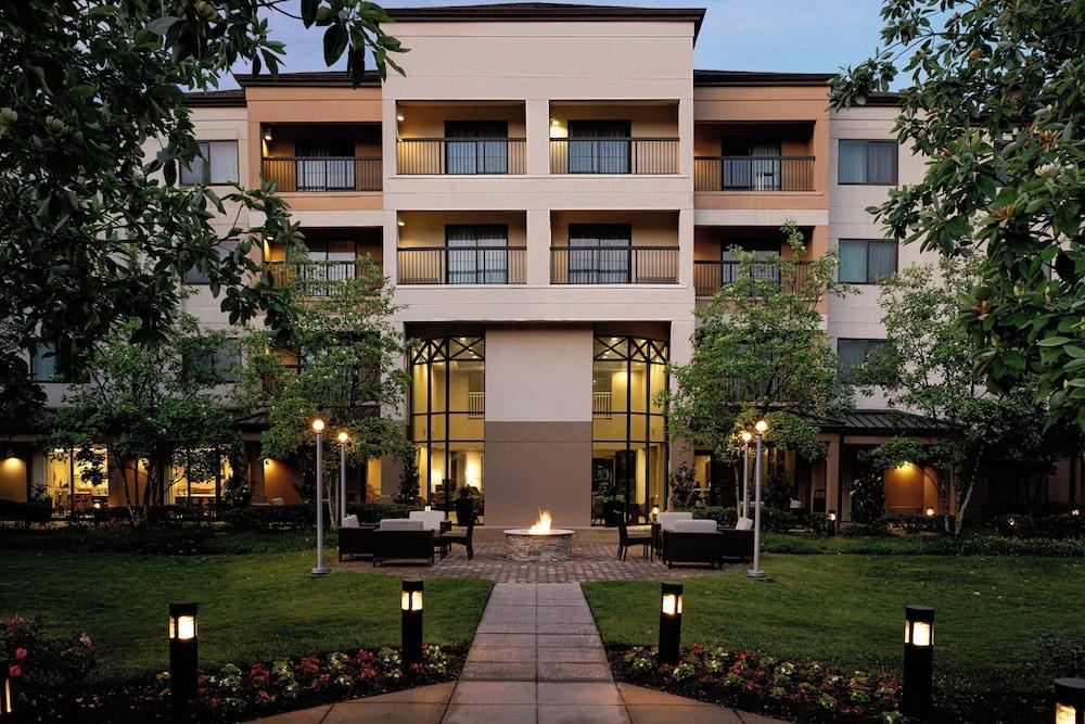 Pet Friendly Courtyard by Marriott Springfield
