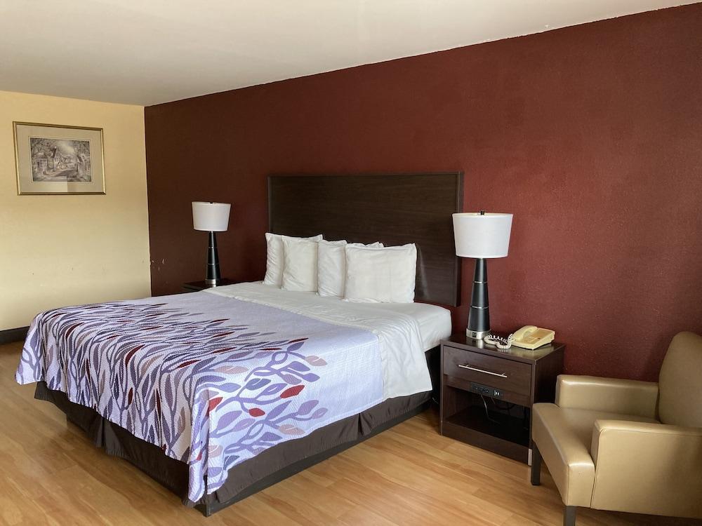 Pet Friendly Red Roof Inn & Suites Cleveland TN