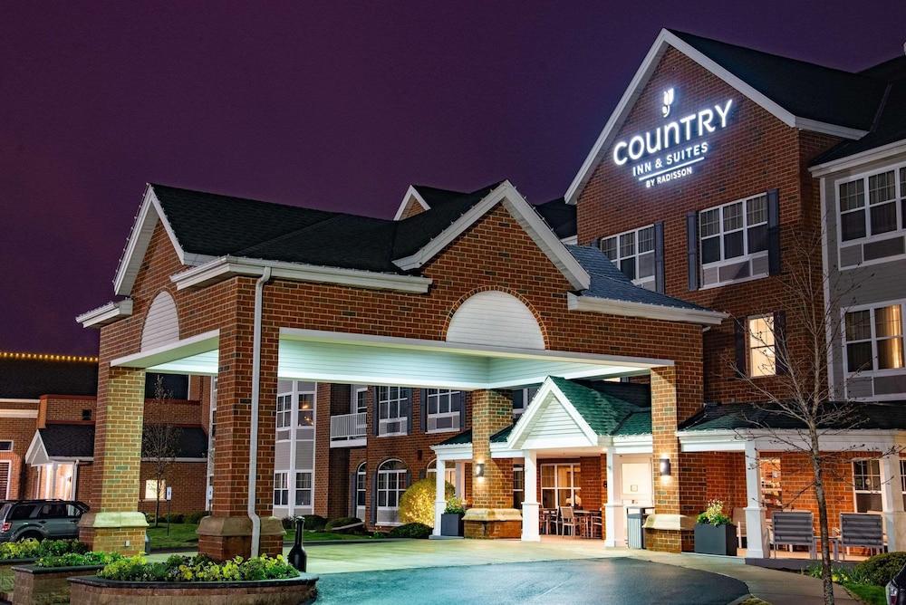Pet Friendly Country Inn & Suites by Radisson Milwaukee West (Brookfield) WI