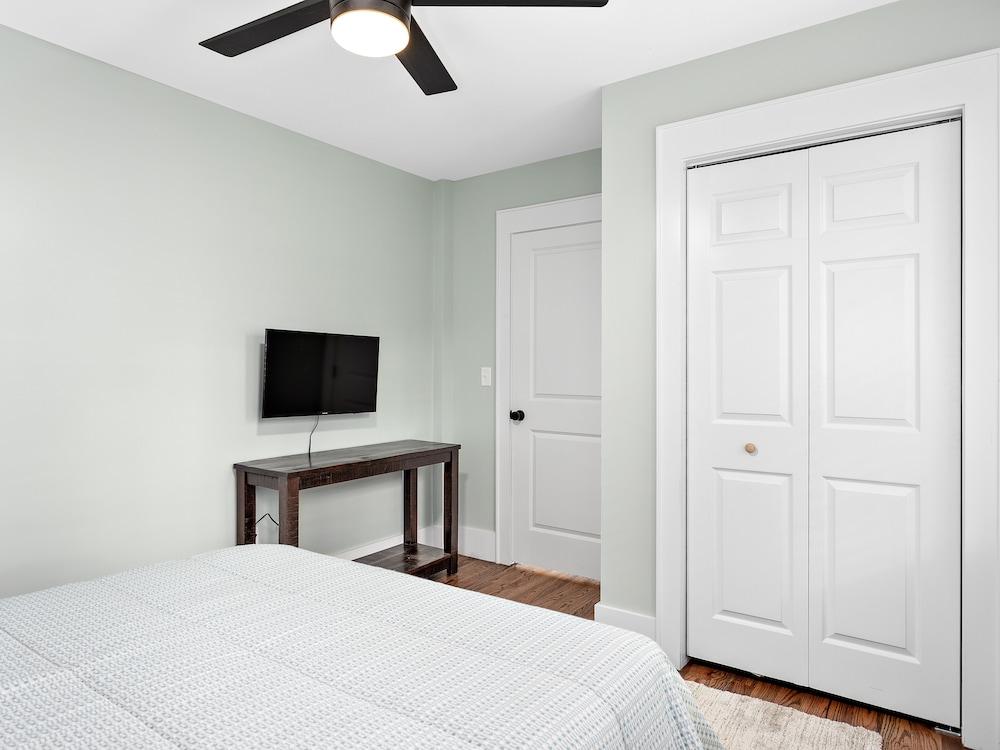 1BR Apartment Near Asheville & Weaverville Pet Policy