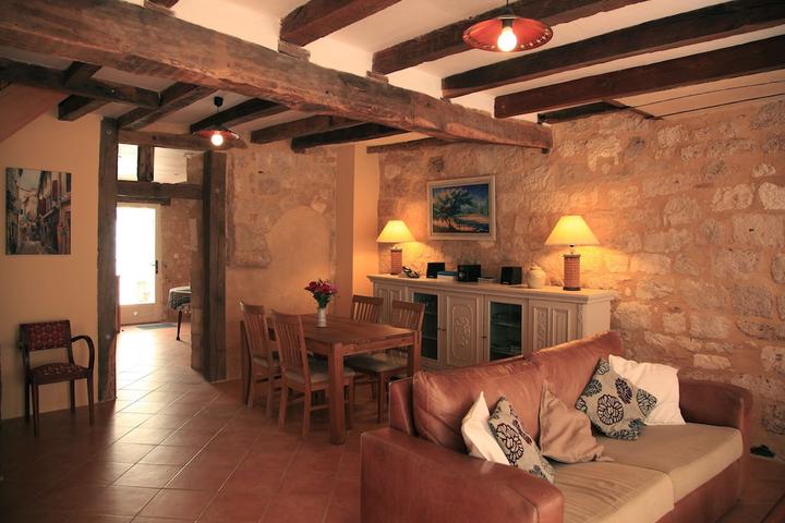 Pet Friendly Charming Medieval Town House with Courtyard