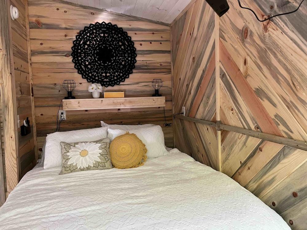 Pet Friendly Tiny House Tucked in the Woods