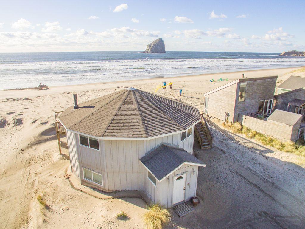 are dogs allowed in town lake pacific city oregon