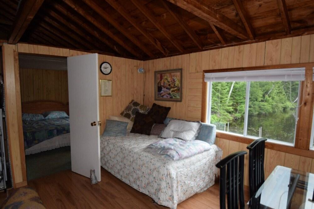 Pet Friendly The Boat House - 2BR Waterfront Cottage