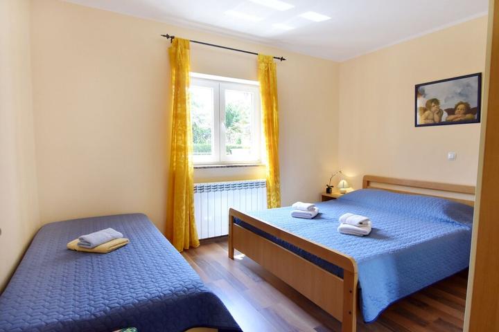 Pet Friendly Cute Accommodation in Quiet Area Near the Sea