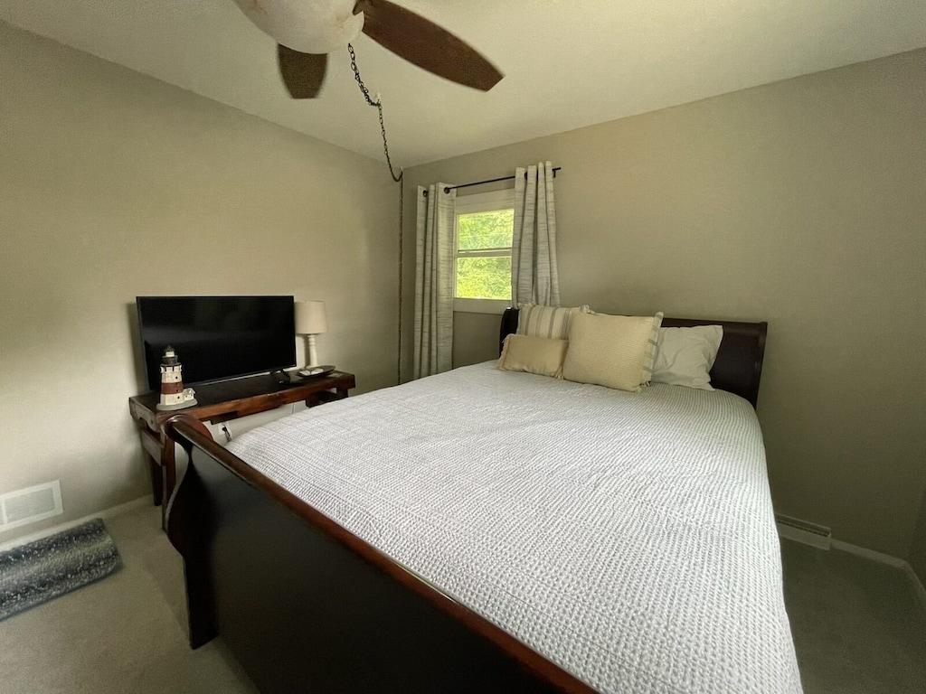 4/1 Stevensville House with Deck & Fenced Yard Pet Policy