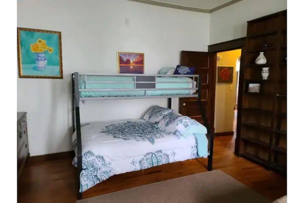 Bungalow Retreat Near the Shawnee National Forest Pet Policy