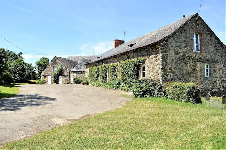 Pet Friendly Beautiful 18th Century Farmhouse with Heated Pool
