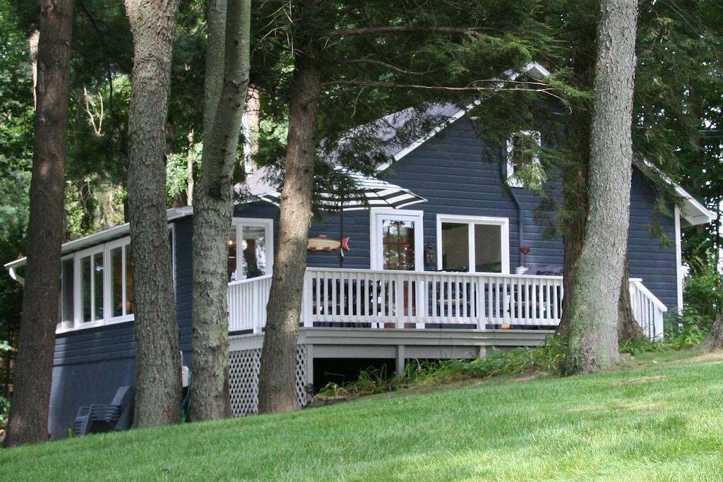 Brower Cottage Lakefront Secluded Wooded Lot On Hutchins Lake Near Saugatuck Fennville Cottage Rental Cottage Fennville