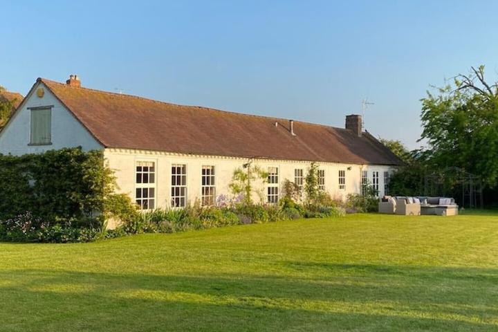Pet Friendly Converted Stables on Manor Grounds on River Avon