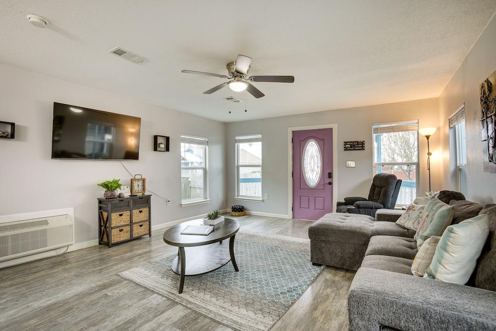 Galveston Cottage 1 Mi to Beach Pet Friendly Pet Policy