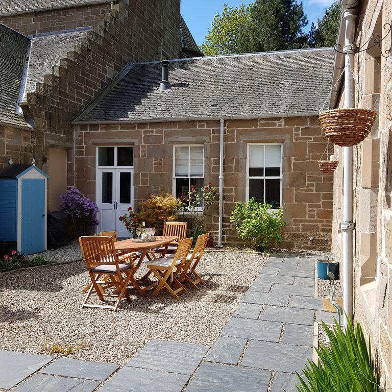 Waterfront 3/2 Cottage in Dundee Pet Policy