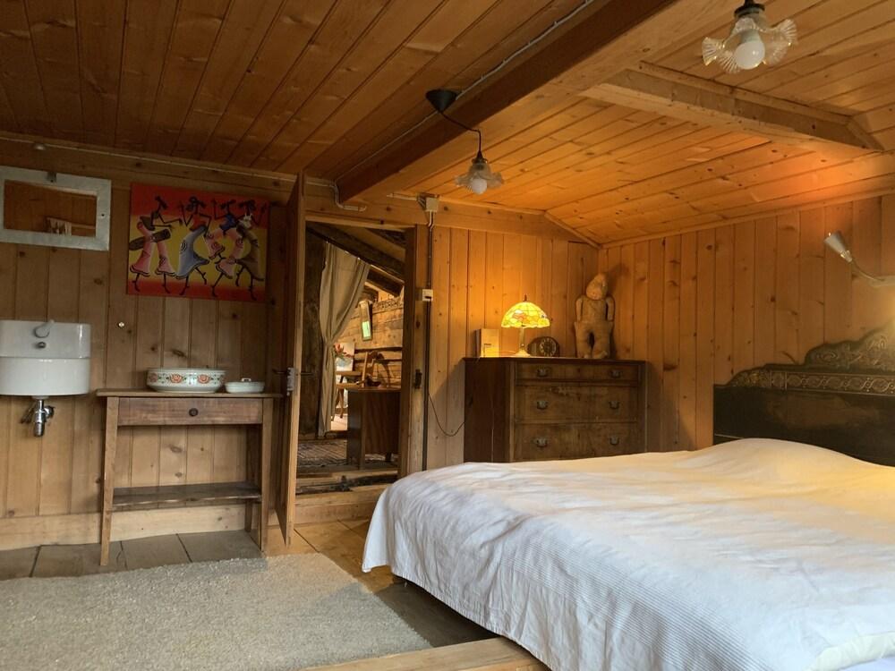 Pet Friendly Authentic Luxury Chalet with Garden