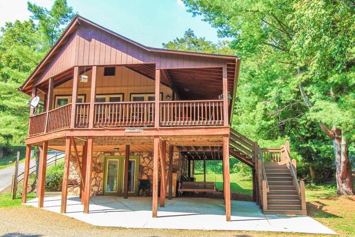 Pet Friendly Waterfront 3/2 Cabin with Fire Pit