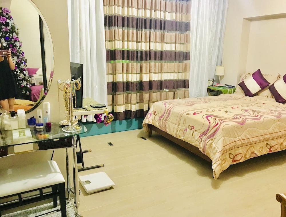 Pet Friendly Condo for 4 at Uptown BGC