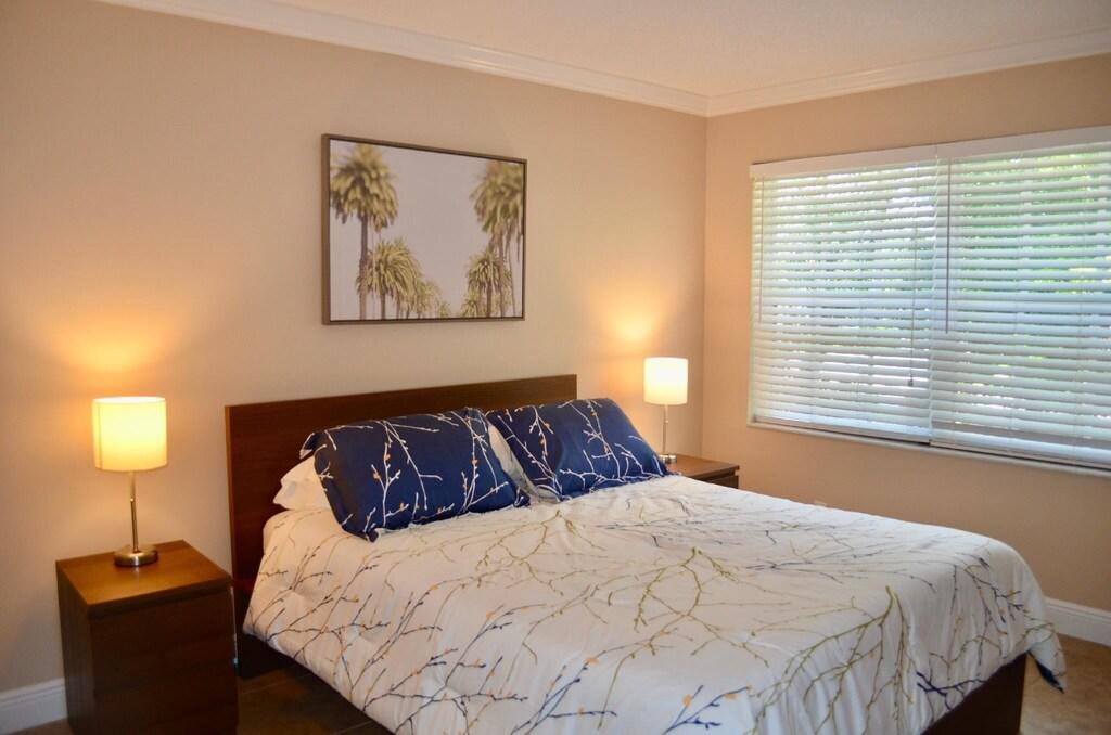 Pet Friendly Top Floor Apartment with Washer & Dryer 360C