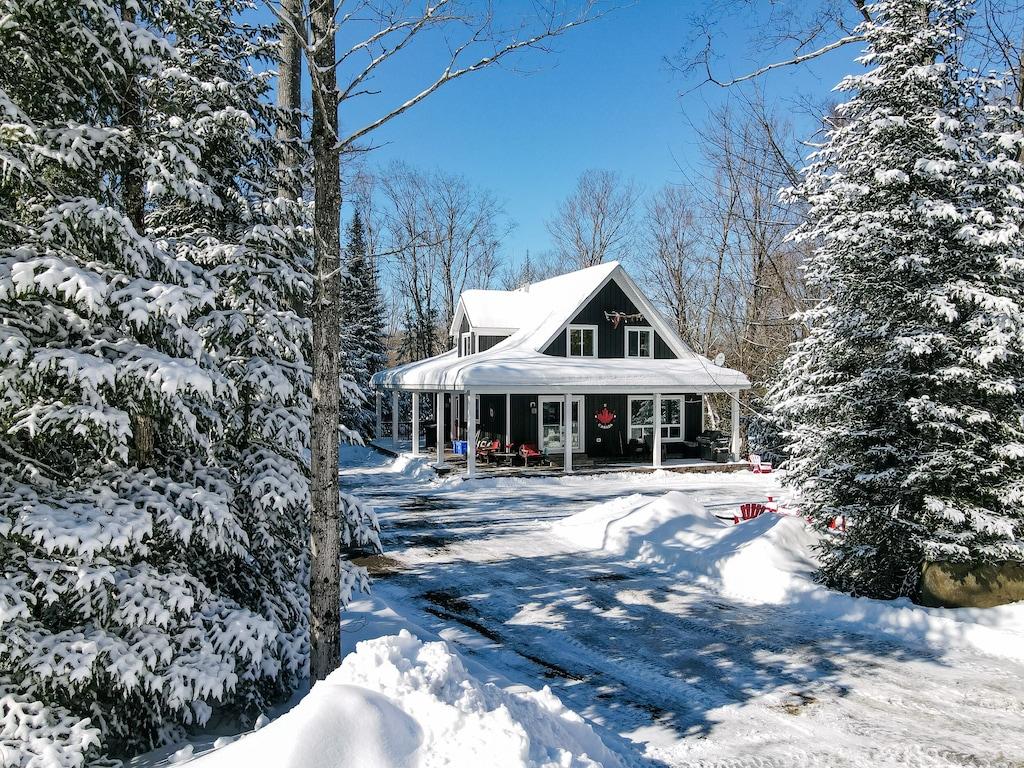 The Hidden Porch at Sir Sam's Pet Policy