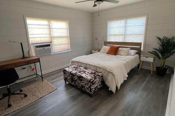 Pet Friendly 2/1 Home 1 Block to Downtown Shiner