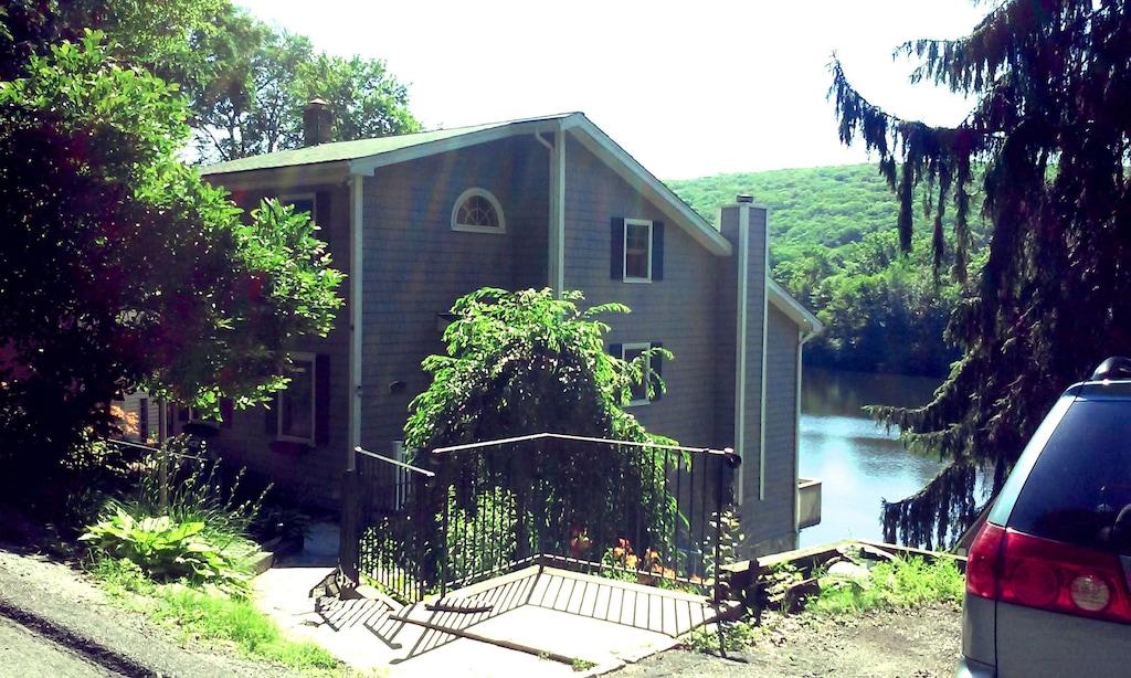 Pet Friendly Large Family House on the Lake