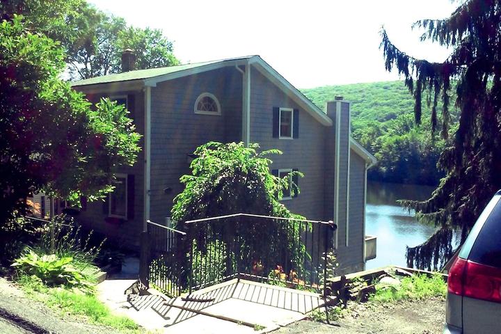Pet Friendly Large Family House on the Lake