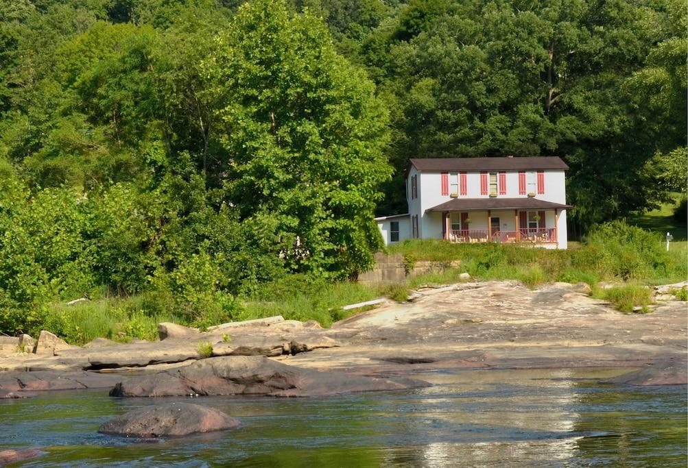 Shinnston Airbnb Rentals Pet Policy