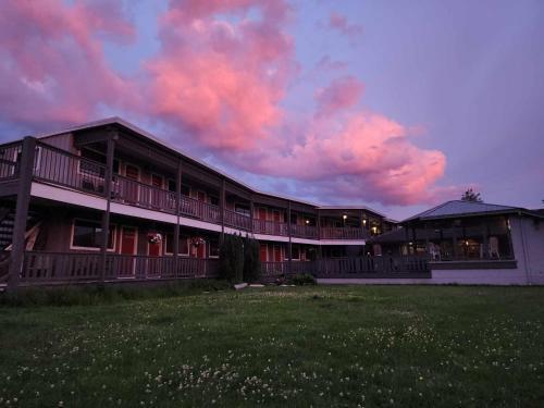 Pet Friendly Campbell River Lodge by Riverside