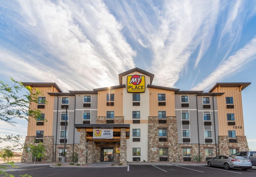 Dog friendly hotels near me now sales