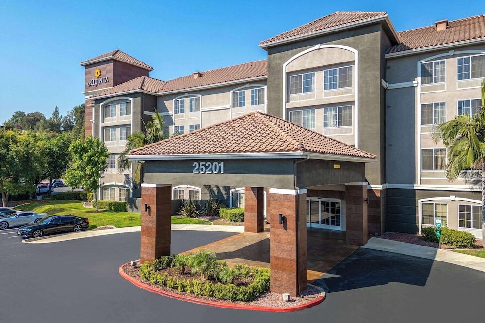 Pet Friendly La Quinta Inn & Suites by Wyndham Santa Clarita - Valencia