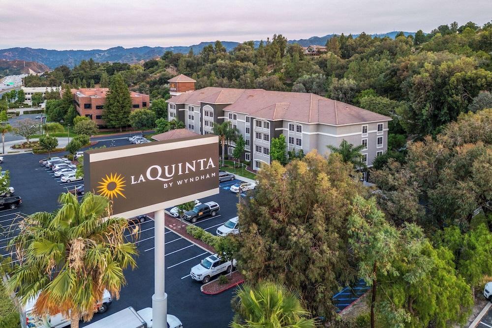 Pet Friendly La Quinta Inn & Suites by Wyndham Santa Clarita - Valencia