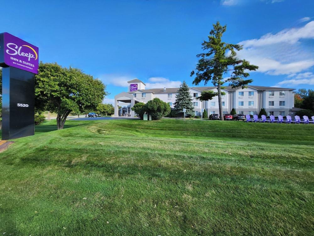 Sleep Inn & Suites Acme - Traverse City Pet Policy